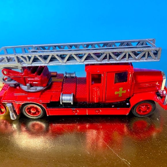 MATCHBOX 2000 FIRE ENGINE LADDER TRUCK 1932 MERCEDES BENZ L5 METAL DIE CAST 5” - Picture 4 of 8
